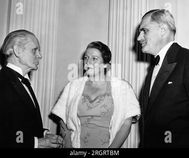 New York, New York : 10 décembre 1942 Un dîner a été organisé pour les anciens lauréats du prix Nobel de la paix, car aucun nouveau prix n'a été décerné depuis le déclenchement des hostilités. (G-D) : Sir Norman Angell, Prix de la paix 1933 ; Pearl Buck, Prix de littérature 1938 ; et Arthur Holly Compton, Prix de physique 1936. Banque D'Images