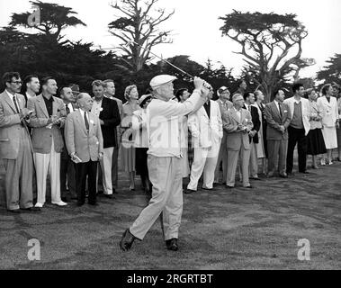 Pebble Beach, Californie : 1956 Président Eisenhower jouant au golf à Pebble Beach, Californie. Banque D'Images