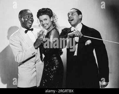 Hollywood, Californie : 1943 chanteuse, danseuse et actrice Lena Horne avec Bill 'Bojangles' Robinson (LL) et Cab Calloway (R) dans le film musical 'Stormy Weather'. Banque D'Images