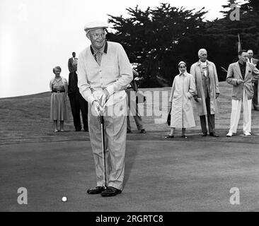 Pebble Beach, Californie : 1956 Président Dwight Eisenhower en train de travailler à Pebble Beach, Californie. Banque D'Images