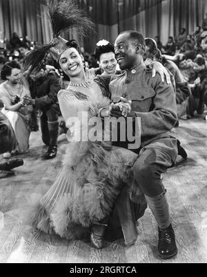 Hollywood, Californie : 1943 chanteuse, danseuse et actrice Lena Horne avec Bill 'Bojangles' Robinson dans le film musical 'Stormy Weather'. Banque D'Images