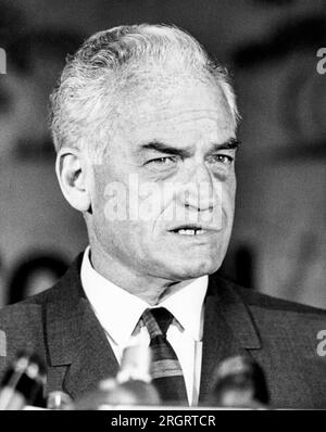 Los Angeles, Californie : 19 mai 1964 le sénateur de l'Arizona Barry Goldwater sur la piste de la campagne lors de la primaire de Californie pour l'investiture présidentielle républicaine. Banque D'Images