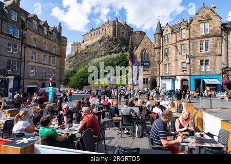 Édimbourg, Écosse, Royaume-Uni. 11 août 2023. Le soleil et les températures chaudes ont amené des milliers de visiteurs à la vieille ville d'Édimbourg lors des festivals International et Fringe aujourd'hui. Pic ; pubs et cafés dans le Grassmarket étaient tous occupés avec des visiteurs profitant des températures chaudes et du soleil. Iain Masterton/Alamy Live News Banque D'Images