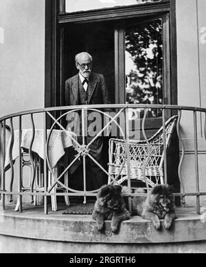 Vienne, Autriche : 1936 Professeur Sigmund Freud chez lui avec ses chiens à Vienne pour son 80e anniversaire. Banque D'Images