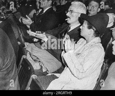 États-Unis : c. 1940 Dashiell Hammett et Dorothy Parker applaudissent dans un public à un événement. Banque D'Images