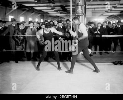 États-Unis : c. 1925 Jack Dempsey (à gauche) sparring dans le ring Banque D'Images