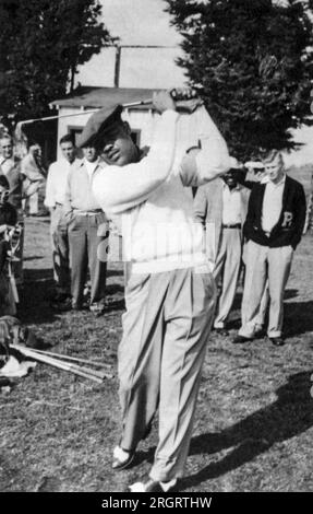 San Diego, Californie : Joe Louis, ancien champion du monde de boxe poids lourds en 1952, joue au San Diego Open Golf Tournament sponsorisé par la PGA au San Diego Country Club. La PGA à l'époque avait une clause « caucasienne uniquement », de sorte que Louis et d'autres ont présenté une pétition au gouverneur Pat Brown qui a déclaré la clause inconstitutionnelle, et la PGA a ensuite permis à Louis de jouer en tant qu'amateur exempté, devenant le premier Afro-américain à participer à un événement sanctionné par la PGA. Banque D'Images