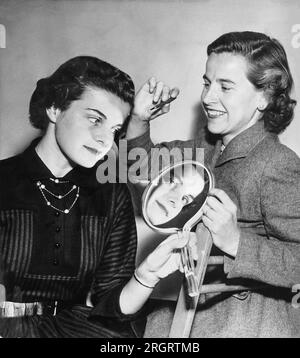 San Francisco, Californie : 24 octobre 1955 Dianne Goldman se fait retoucher son maquillage par Mme Frank Hinman pour une séance photo en tant que mannequin de médecin. Banque D'Images