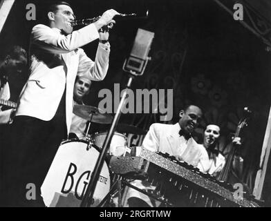 États-Unis : c. 1937 Benny Goodman jouant de la clarinette dans son quatuor avec Lionel Hampton sur les Vibes. Banque D'Images