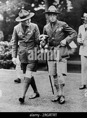 Birkenhead, Angleterre : vers 1926 Sir Robert Baden-Powell, chef scout et fondateur des Boy Scouts, (à gauche) et le prince de Galles, qui est le chef scout au pays de Galles, montré lors de la visite du prince au camp du Jamboree mondial à Arrowe Park. Banque D'Images