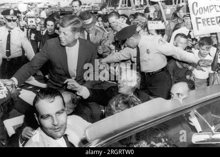 Memphis, Tennessee : 1960 le sénateur Kennedy est accueilli à Memphis par des partisans à son arrivée à l'aéroport. Le sénateur Albert Gore est assis à côté de lui et le maire de Memphis Henry Loeb est en bas à gauche. Banque D'Images