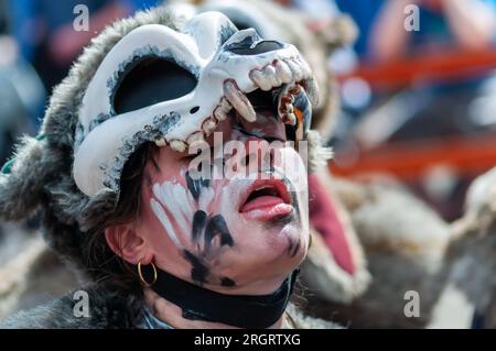 Glasgow, Écosse, Royaume-Uni. 11 août 2023. La performance du Surge Festival de la présentation de théâtre de rue de Dogs of Doom aux Championnats du monde de cyclisme UCI dans la Fan zone à George Square. Crédit : SKULLY/Alamy Live News Banque D'Images