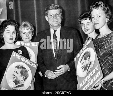 Racine, Wisconsin : le 21 mars 1960 Un groupe de jeunes démocrates tiennent des affiches de Kennedy alors qu'ils saluent le sénateur John F. Kennedy à la convention de racine. Banque D'Images