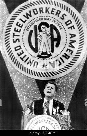 Atlantic City, New Jersey : septembre 19, 1960 sénateur John F. Kennedy s'exprimant au United Steelworkers leur a dit qu'il favorise une augmentation de la productivité pour produire le plein emploi, plutôt que la semaine de travail de 32 heures suggérée par le président de l'USW David McDonald. Banque D'Images