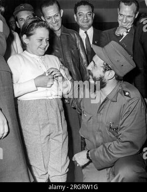 La Havane, Cuba : 17 janvier 1959. Le chef rebelle Fidel Castro discute avec un jeune admirateur lors d'une conférence de presse. Banque D'Images