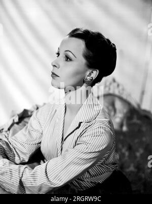 Londres, Angleterre : 1955 Portrait de l'actrice Claire Bloom alors qu'elle se prépare pour son rôle dans Richard III, réalisé et produit par Laurence Olivier. Banque D'Images