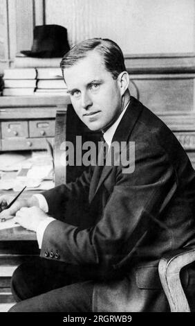 États-Unis : c. 1920 Un portrait de Joseph Kennedy travaillant à son bureau. Banque D'Images