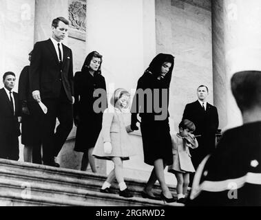 Washington, DC : 25 novembre 1963 la famille du président quitte le Capitole après la cérémonie funéraire. Première rangée : Caroline Kennedy, Jacqueline Bouvier Kennedy, John F. Kennedy, Jr. (2e rangée) Procureur général Robert F. Kennedy, Patricia Kennedy Lawford (cachée) Jean Kennedy Smith (3e rangée) Peter Lawford. Banque D'Images