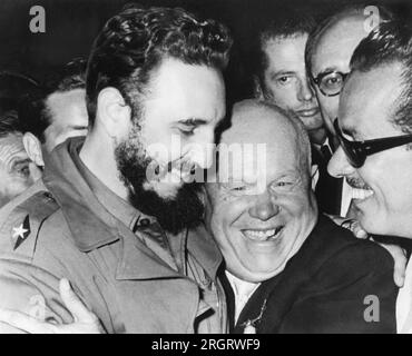 New York, New York : 20 septembre 1960 Un salut jovial a lieu entre le Premier ministre cubain Fidel Castro et le Premier ministre de l'Union soviétique Nikita Khrouchtchev lorsqu'ils se sont rencontrés aujourd'hui aux Nations Unies. Banque D'Images