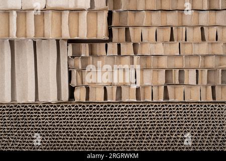 Matériau d'emballage en carton. Texture de feuilles de papier ondulé en cellulose. Surface en carton brun naturel. Banque D'Images