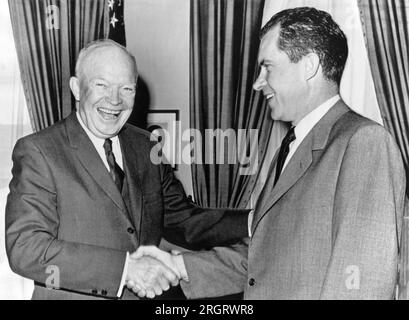 Washington, DC : 3 octobre 1960 le président Dwight D. Eisenhower serre la main du vice-président Richard Nixon après une conférence à la Maison Blanche. Nixon est sur le point de sortir pour sa quatrième semaine de campagne en tant que candidat présidentiel républicain. Banque D'Images