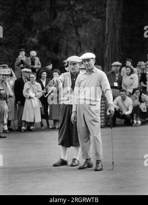 Pebble Beach, Californie : c. 1948 Bing Crosby et Ben Hogan discutent du golf. Banque D'Images