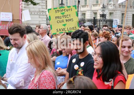 Londres, Royaume-Uni. 11 août 2023. Médecins juniors au rassemblement "Pay Restoration" devant Downing Street. La British Medical Association (BMA) a appelé les médecins débutants du National Health Service (NHS) en Angleterre à prendre des mesures de grève à partir de 7 heures le jeudi 11 août jusqu'à 7 heures le mardi 15 août. Les médecins juniors, cherchant une hausse de salaire de 35 pour cent, ont commencé aujourd'hui leur cinquième tour de grève ce matin dans le conflit en cours, s'éloignant pendant quatre jours. Crédit : Waldemar Sikora / Alamy Live News Banque D'Images