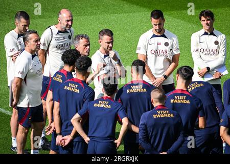 Jean Luc AUBERT entraîneur adjoint du PSG, Luis ENRIQUE du PSG, Borja ALVAREZ entraîneur du PSG, Joaquin VALDES FONSECA psychologue du PSG, Pedro GOMEZ entraîneur physique adjoint du PSG, Alberto PIERNAS assistant entraîneur physique du PSG et Aitor UNZUE assistant entraîneur du PSG lors de l'entraînement de l'équipe du Paris Saint-Germain le 11 août 2023 au Campus PSG à Poissy, France crédit : Agence photo indépendante/Alamy Live News Banque D'Images