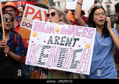 Londres, Royaume-Uni. 11 août 2023. Les médecins juniors travaillant pour le NHS en Angleterre organisent un rassemblement de «restauration des salaires» à Whitehall le premier jour d'une grève de quatre jours pour obtenir un salaire équitable. Crédit : Ron Fassbender/Alamy Live News Banque D'Images