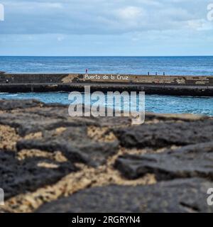 Au lever du jour, Puerto de la Cruz se réveille à l'étreinte douce du soleil du matin. La ville, toujours enveloppée dans les restes de la nuit, commence à scintiller Banque D'Images