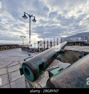 Au lever du jour, Puerto de la Cruz se réveille à l'étreinte douce du soleil du matin. La ville, toujours enveloppée dans les restes de la nuit, commence à scintiller Banque D'Images