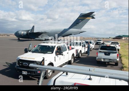 Honolulu, Hawaï, États-Unis. 10 août 2023. Les véhicules et le personnel des pompiers d'Honolulu arrivent à l'aéroport de Kahului, Maui, le 10 août 2023, après avoir été transportés par un C-17 Globemaster III, exploité par des membres du 204th Airlift Squadron. Les aviateurs de la garde nationale aérienne d'Hawaii ont transporté 37 membres du service d'incendie d'Honolulu, quatre véhicules et des cargaisons de secours en cas de catastrophe pour aider les communautés touchées par plusieurs incendies de forêt. (Image de crédit : © John Linzmeier/États-Unis National Guard/ZUMA Press Wire) À USAGE ÉDITORIAL UNIQUEMENT ! Non destiné à UN USAGE commercial ! Crédit : ZUMA Press, Inc./Alamy Live News Banque D'Images