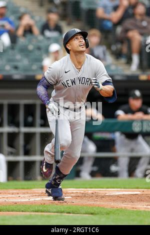 Giancarlo Stanton (27), le joueur de terrain droit des Yankees de New York, observe son ballon en vol lors d’un match de saison régulière de la MLB entre les Yankees de New York et Chi Banque D'Images