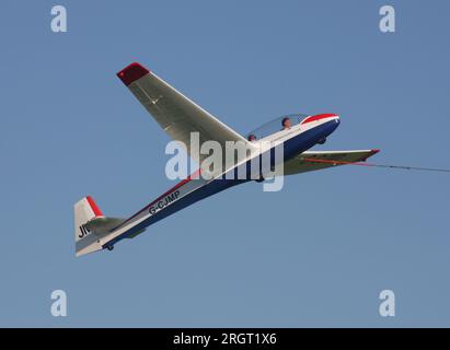 Un planeur Schleicher ASK-13 exploité par East Sussex Gliding Club à Kitsons Field Ringmer East Sussex Banque D'Images