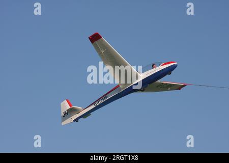 Un planeur Schleicher ASK-13 exploité par East Sussex Gliding Club à Kitsons Field Ringmer East Sussex Banque D'Images