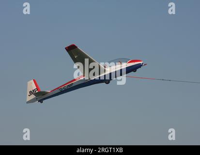 Un planeur Schleicher ASK-13 exploité par East Sussex Gliding Club à Kitsons Field Ringmer East Sussex Banque D'Images