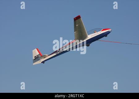 Un planeur Schleicher ASK-13 exploité par East Sussex Gliding Club à Kitsons Field Ringmer East Sussex Banque D'Images