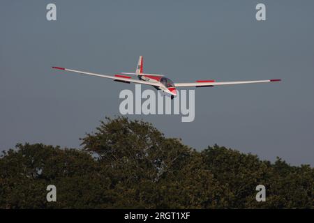 Un planeur Schleicher ASK-13 exploité par East Sussex Gliding Club à Kitsons Field Ringmer East Sussex Banque D'Images