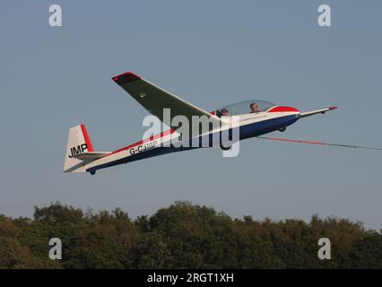 Un planeur Schleicher ASK-13 exploité par East Sussex Gliding Club à Kitsons Field Ringmer East Sussex Banque D'Images