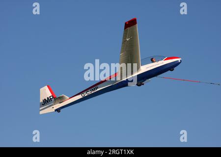 Un planeur Schleicher ASK-13 exploité par East Sussex Gliding Club à Kitsons Field Ringmer East Sussex Banque D'Images