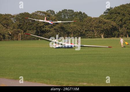 Un planeur Schleicher ASK-13 exploité par East Sussex Gliding Club à Kitsons Field Ringmer East Sussex Banque D'Images