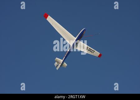 Un planeur Schleicher ASK-13 exploité par East Sussex Gliding Club à Kitsons Field Ringmer East Sussex Banque D'Images