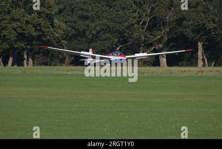 Un planeur Schleicher ASK-13 exploité par East Sussex Gliding Club à Kitsons Field Ringmer East Sussex Banque D'Images