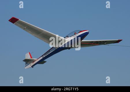 Un planeur Schleicher ASK-13 exploité par East Sussex Gliding Club à Kitsons Field Ringmer East Sussex Banque D'Images