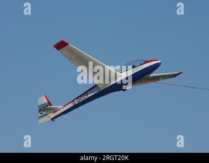 Un planeur Schleicher ASK-13 exploité par East Sussex Gliding Club à Kitsons Field Ringmer East Sussex Banque D'Images