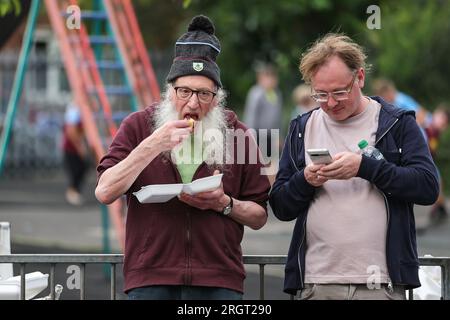 Les fans de Burnley profitent de la nourriture avant le match de Premier League Burnley vs Manchester City au Turf Moor, Burnley, Royaume-Uni, le 11 août 2023 (photo de Mark Cosgrove/News Images) Banque D'Images