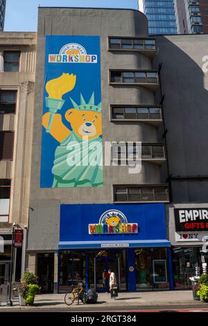 Construire un magasin d'atelier d'ours sur W. 34th St. à Manhattan attire de nombreuses familles construisent leur propre stuffy, 2023, New York City, États-Unis Banque D'Images