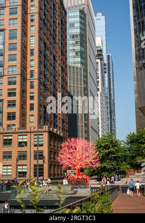 Le vieil arbre est une sculpture rose et rouge de 25 pieds de haut composée de matériaux artificiels exposée sur The Highline, 2023, NYC, USA[ Banque D'Images