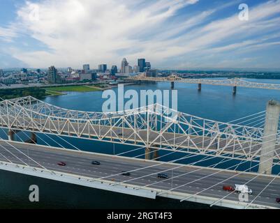 Louisville, Kentucky, États-Unis. 9 août 2023. Vue aérienne de la ville de Louisville, Kentucky sur la rivière Ohio. (Image de crédit : © Walter G Arce SR Grindstone Medi/ASP) USAGE ÉDITORIAL SEULEMENT! Non destiné à UN USAGE commercial ! Banque D'Images