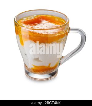 Crème glacée semi-freddo dessert avec mousse aromatisée abricot dans une tasse en verre isolé sur blanc avec chemin de détourage inclus Banque D'Images